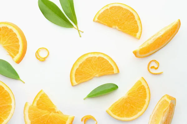白い背景の上おいしい完熟オレンジのスライス — ストック写真