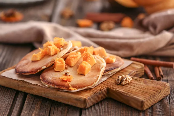 Panqueques Calientes Sabrosos Con Trozos Calabaza Tablero Madera — Foto de Stock