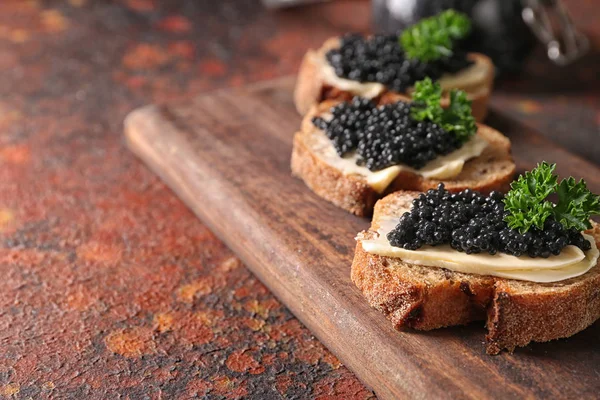 Délicieux Sandwichs Caviar Noir Sur Planche Bois — Photo