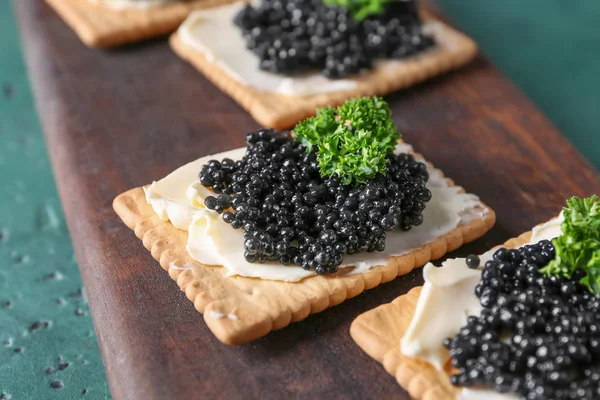 Délicieux Biscuits Caviar Noir Sur Planche Bois Gros Plan — Photo