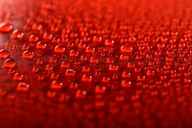 Renk arka plan üzerinde su damlaları