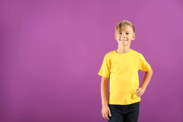 Симпатичный Мальчик Футболке Цветном Фоне — стоковое фото