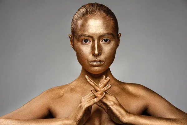 Mulher Bonita Com Tinta Dourada Seu Corpo Contra Fundo Cinza — Fotografia de Stock