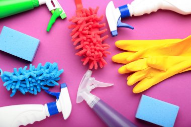 Temizlik malzemeleri renk arka plan üzerinde ile düz yatıyordu kompozisyon
