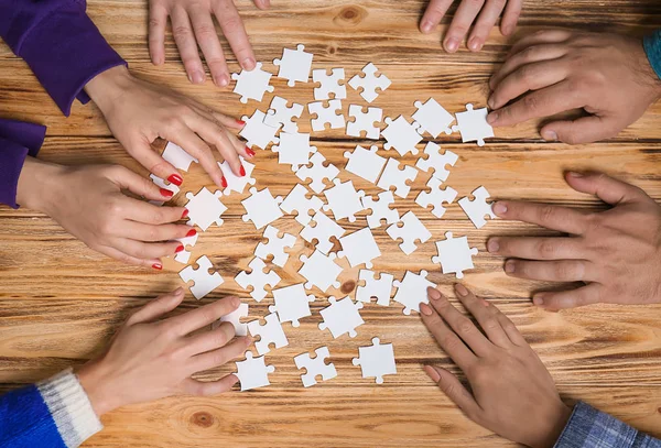 Gruppe Von Puzzlespielern Auf Dem Tisch — Stockfoto