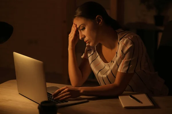 Mulher Sofrendo Dor Cabeça Enquanto Trabalhava Com Laptop Final Noite — Fotografia de Stock