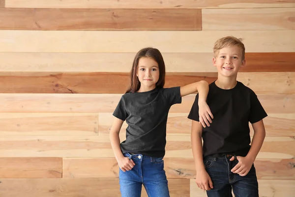 Carino Bambini Shirt Sfondo Legno — Foto Stock