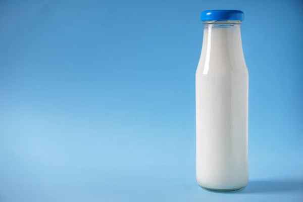 Flasche Milch Auf Farbigem Hintergrund — Stockfoto