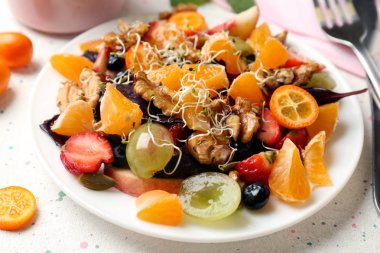 Plaka üzerinde ceviz ile lezzetli taze salata