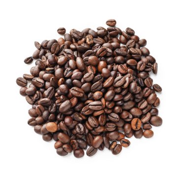 Beyaz arka planda kavrulmuş kahve çekirdekleri