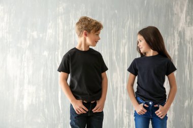Şirin çocuk t-shirt gri arka plan üzerinde