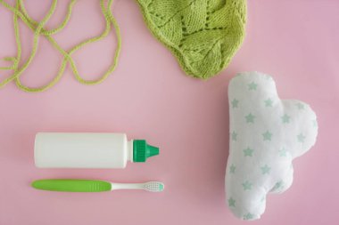 Kozmetik diş fırçası, örgü şapka ve oyuncak renk arka plan üzerinde