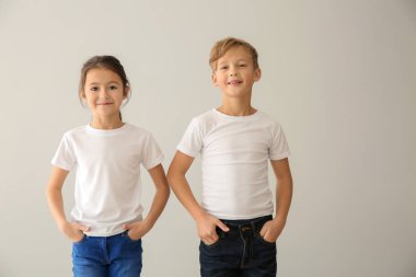 T-shirtler şirin çocuklarda hafif arka plan üzerinde