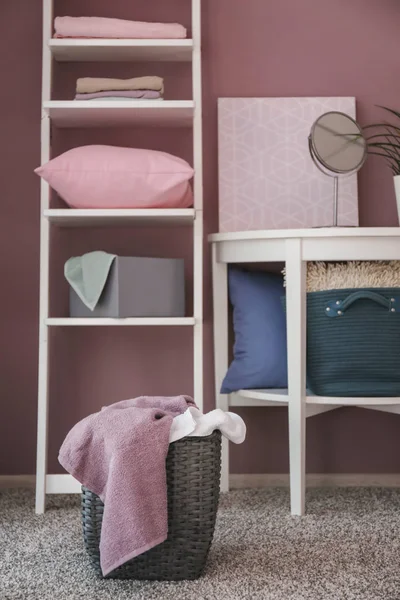 Laundry Basket Dirty Towels Floor Room — Stock Photo, Image