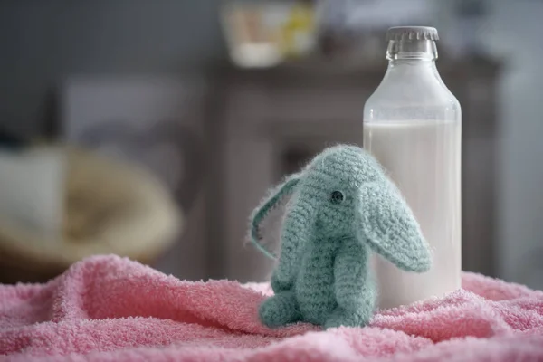 Пляшка Молока Дитячою Іграшкою Кольоровій Тканині — стокове фото