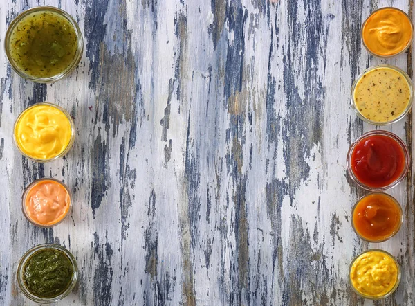 Molhos Saborosos Diferentes Tigelas Mesa Madeira — Fotografia de Stock