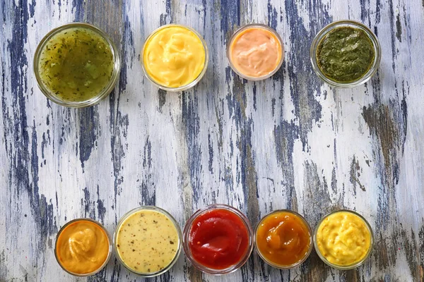 Différentes Sauces Savoureuses Dans Des Bols Sur Une Table Bois — Photo