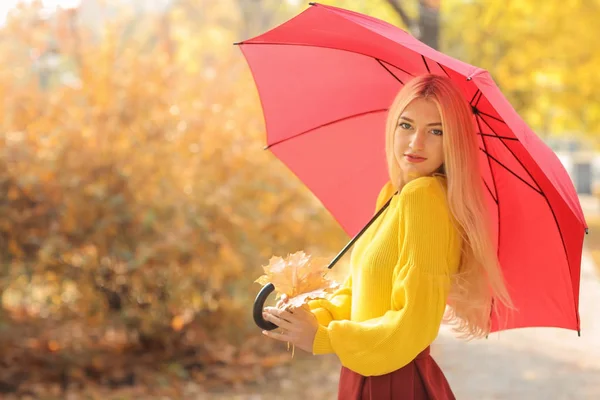 Bella Donna Alla Moda Con Ombrello Nel Parco Autunnale — Foto Stock