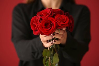 Kadın renk arka plan, closeup üzerinde güzel gül buketi ile