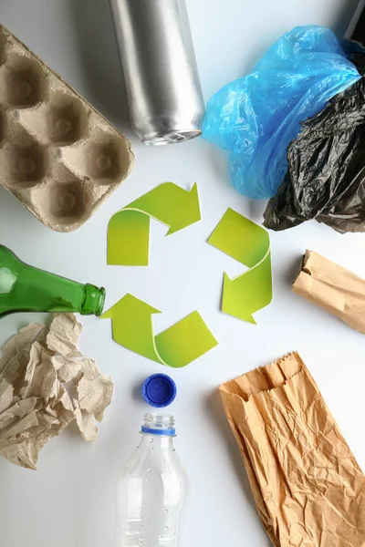 Différentes Ordures Avec Symbole Recyclage Sur Fond Blanc Concept Écologie — Photo