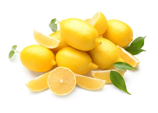 Pile Fresh Whole Cut Lemons White Background — Stock Photo, Image