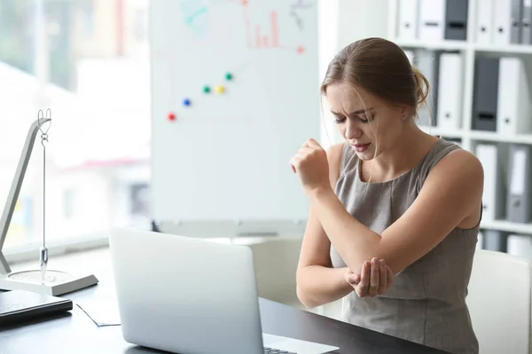 Ung Kvinna Lider Smärta Armbågen Arbetsplatsen — Stockfoto