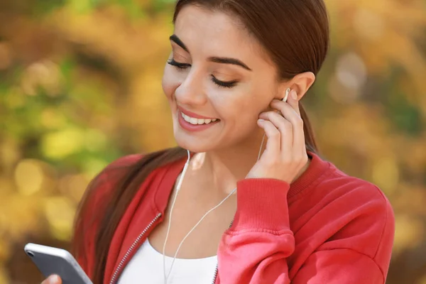 Sporty Woman Listening Music Autumn Park — Stock Photo, Image