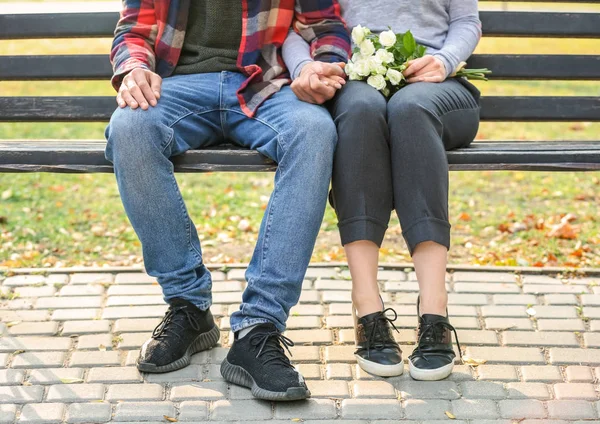 Lief Jong Koppel Houden Handen Terwijl Zittend Houten Bankje Buiten — Stockfoto