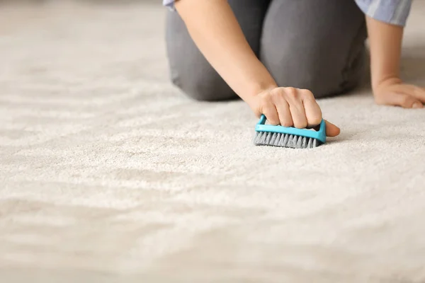 Mulher Tapete Limpeza Com Escova Casa — Fotografia de Stock