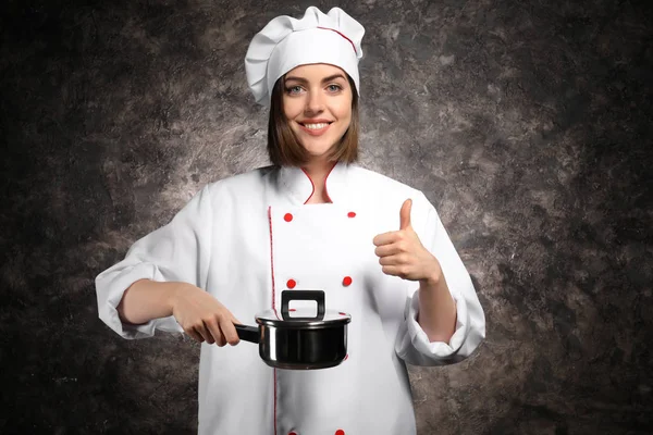 Unga Kvinnliga Kocken Med Pott Mörk Bakgrund — Stockfoto