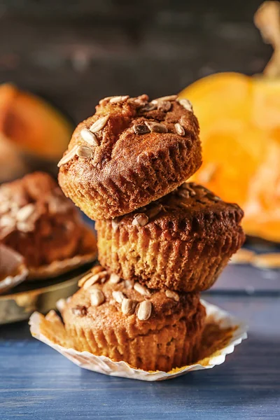 Heerlijke Pompoen Muffins Met Zonnebloempitten Tafel — Stockfoto