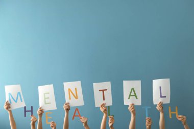 Renk arka plan üzerinde metin ruh sağlığı oluşturan harflerle eller