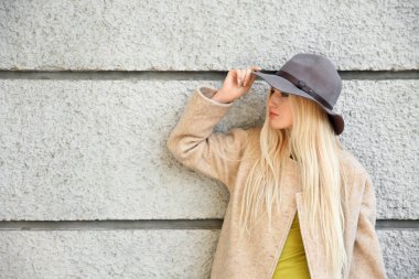 Işık duvarının yakınında güzel moda kadın