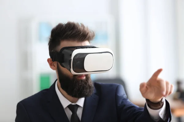 Бизнесмен Очках Виртуальной Реальности Офисе — стоковое фото