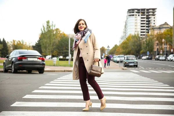 Schöne Modische Frau Überquert Straße — Stockfoto