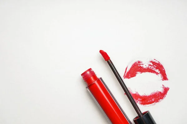 Roter Lipgloss Isoliert Auf Weiß — Stockfoto