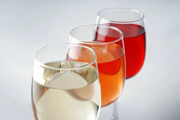 Bicchieri Vino Diverso Sfondo Bianco — Foto Stock
