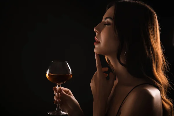 Mulher Bonita Com Copo Vinho Fundo Escuro — Fotografia de Stock