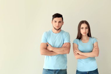 Genç erkek ve kadın beyaz arka plan üzerinde şık tişörtler