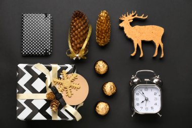 Siyah arka plan üzerinde Noel dekorasyonu ile güzel kompozisyon