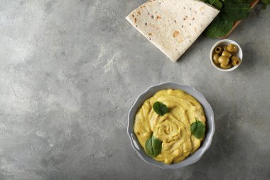 Lezzetli humus ve gözleme gri tablo ile plaka