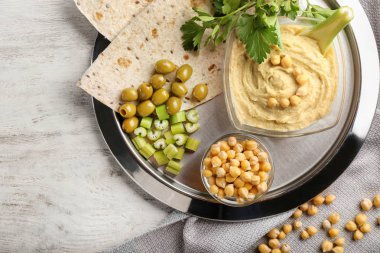 Kase lezzetli Humus, nohut ve metal tepsi üzerinde gözleme