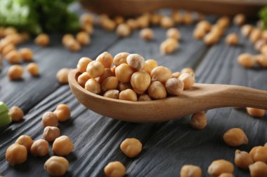 Nohut ahşap masa üzerinde kaşıkla