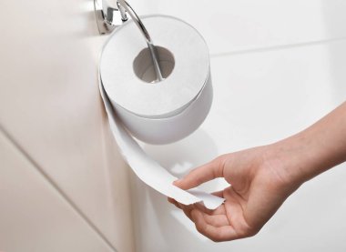 Kapalı tuvalet kağıdı tuvalet içinde yırtılma kadın