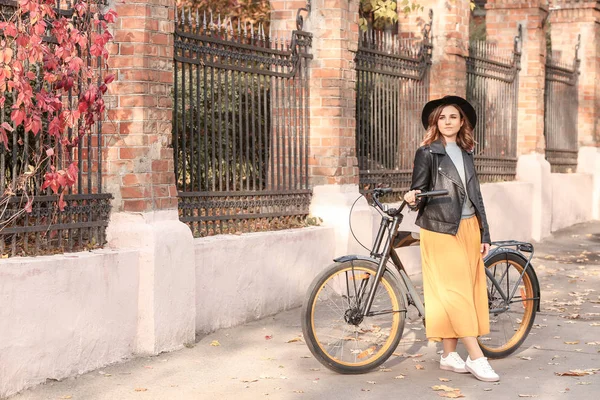 Vacker Ung Kvinna Med Cykel Utomhus — Stockfoto