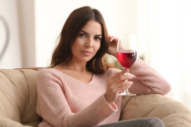 Güzel genç kadın, evde şarap içme