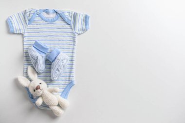 Sevimli bebek giysileri ve beyaz arka plan üzerinde oyuncak