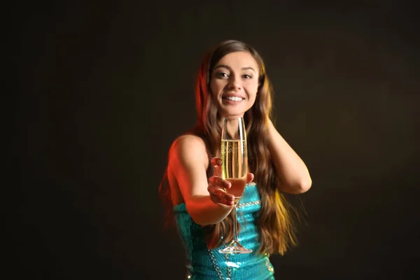 Mooie Jonge Vrouw Met Glas Champagne Donkere Achtergrond — Stockfoto