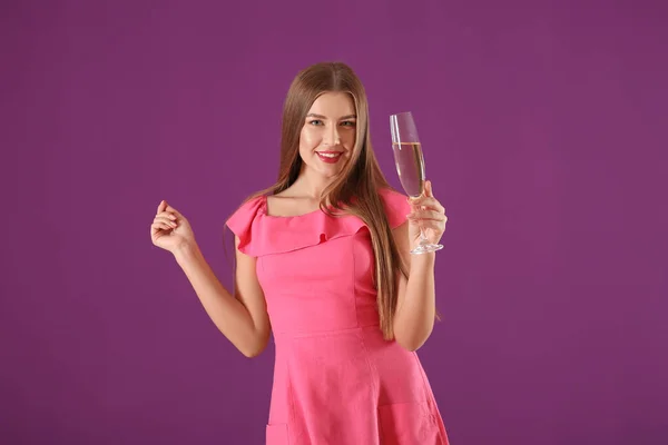 Schöne Junge Frau Mit Einem Glas Champagner Auf Farbigem Hintergrund — Stockfoto