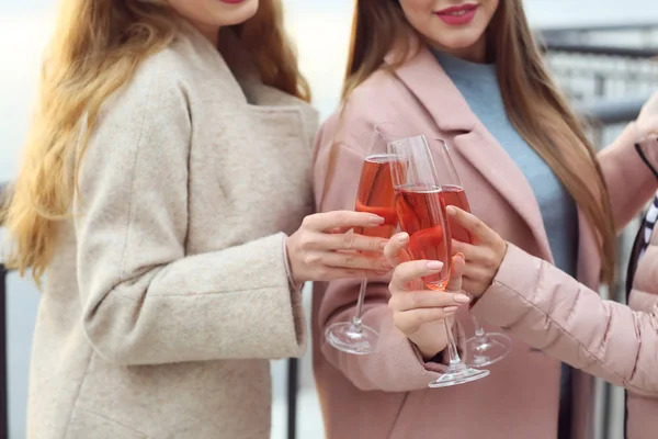 Beautiful Young Women Drinking Champagne Outdoors — Stock Photo, Image